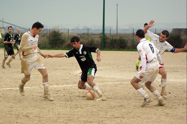 Giammarco Sanna protegge palla tra tre avversari